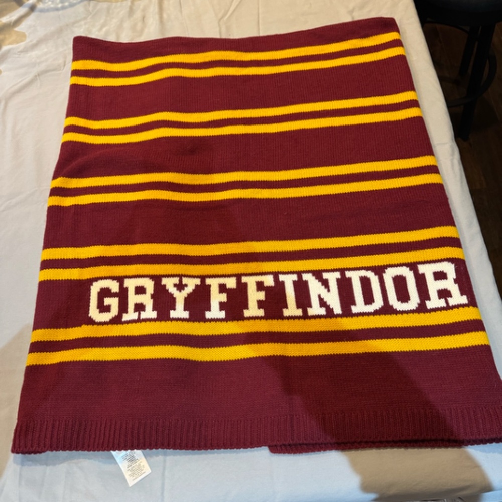 Pottery Barn Teen Harry Potter Gryffindor Knitted Blanket throw like new